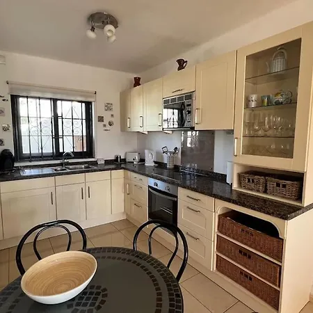 Casa Mo, 2 Bedroom Close To The Puerto del Carmen (Lanzarote)