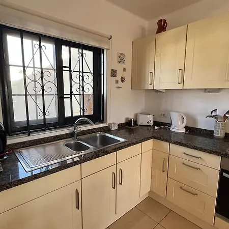 Casa Mo, 2 Bedroom Close To The Puerto del Carmen (Lanzarote)